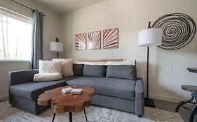 Cozy Flat Next To U Of A + Yard, Parking & Bbq!